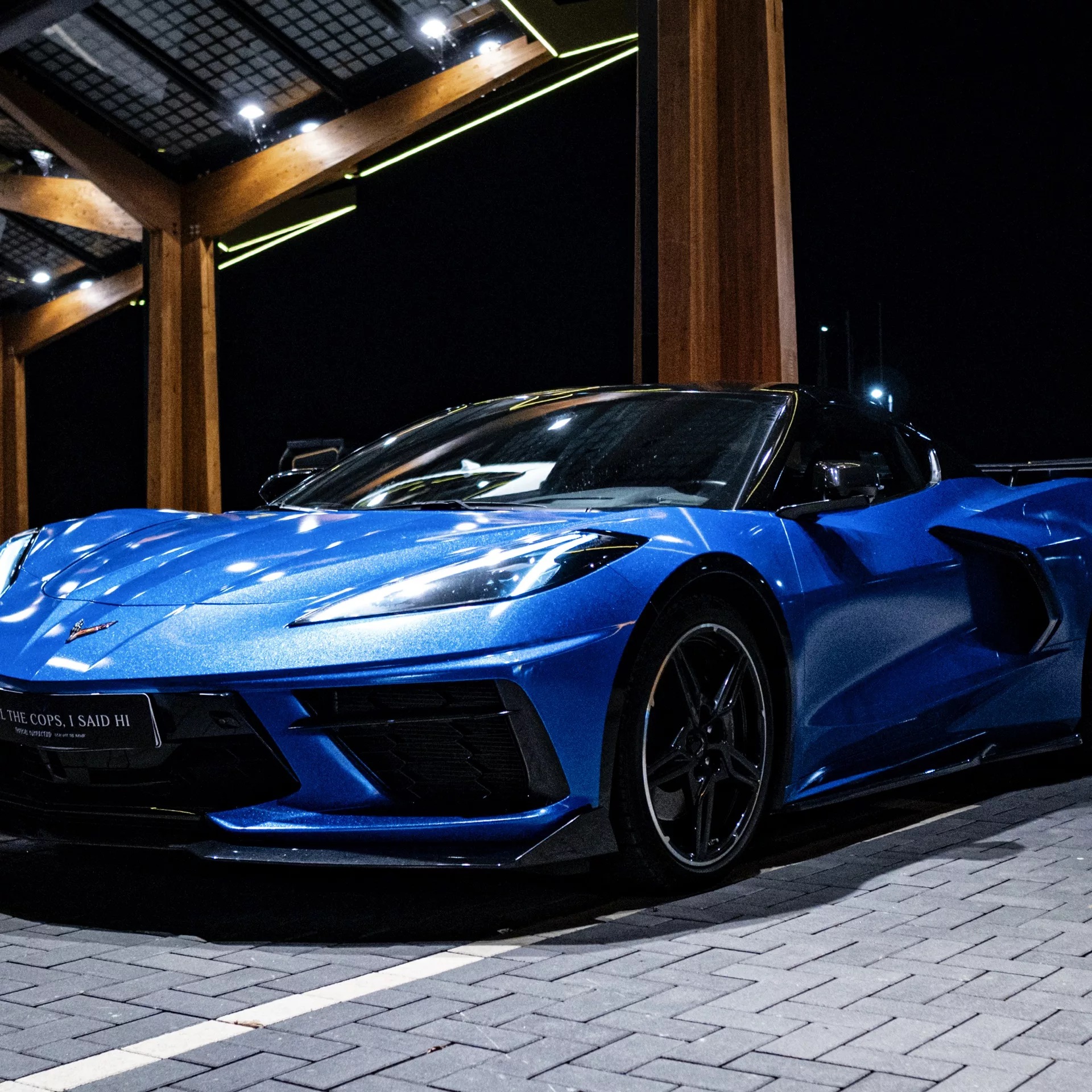 Corvette C8 Z51 DIAMANT in Blau bei Nacht mieten.