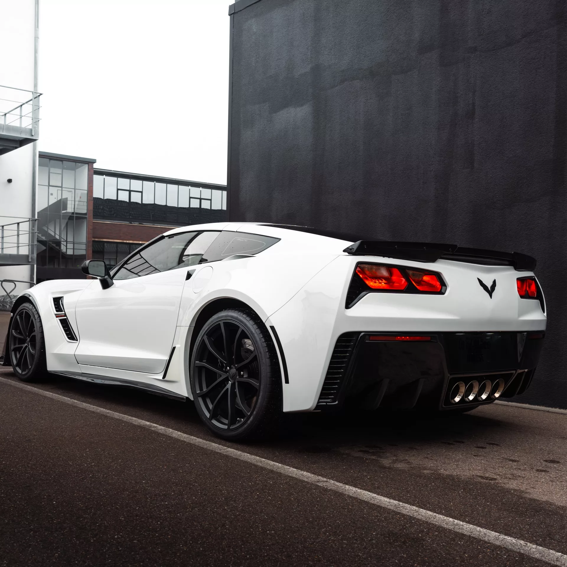 Corvette C7 Grand Sport ZR1 in Weiß, Heckansicht mieten