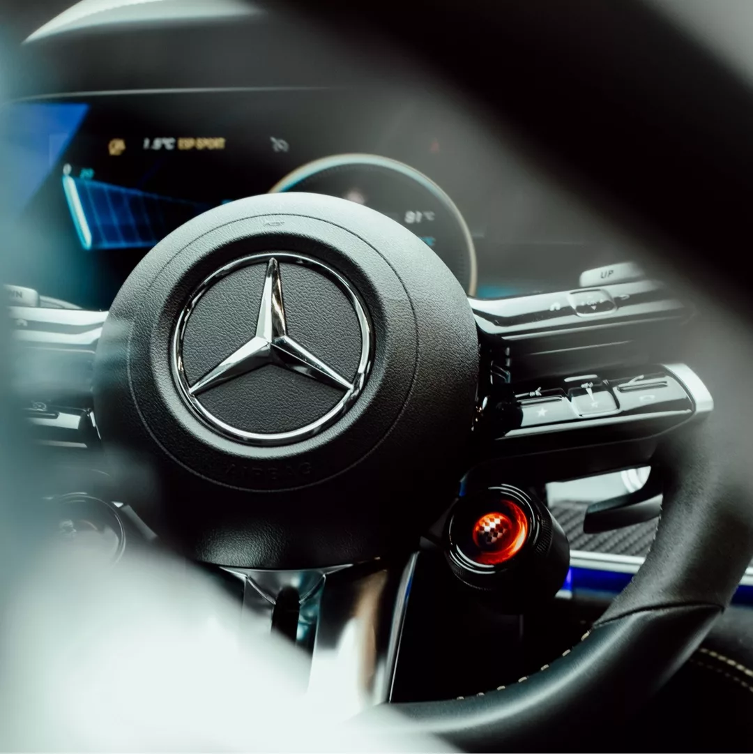 Mercedes GT63S AMG Lenkrad Nahaufnahme mieten