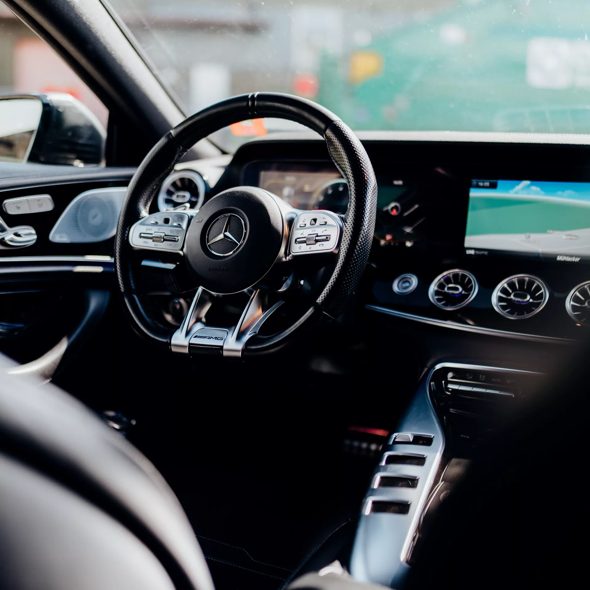Mercedes AMG GT43 4matic+ Innenraum mit Lenkrad und Bildschirm mieten