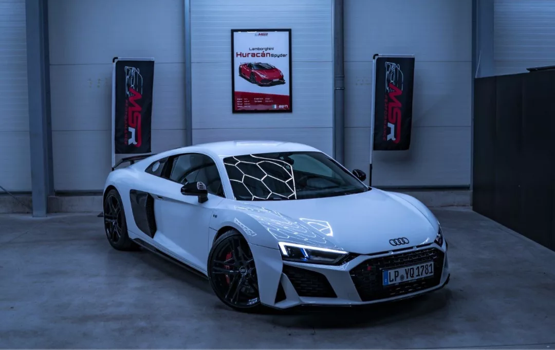 Audi R8 V10 Performance in Weiß von vorne mieten.