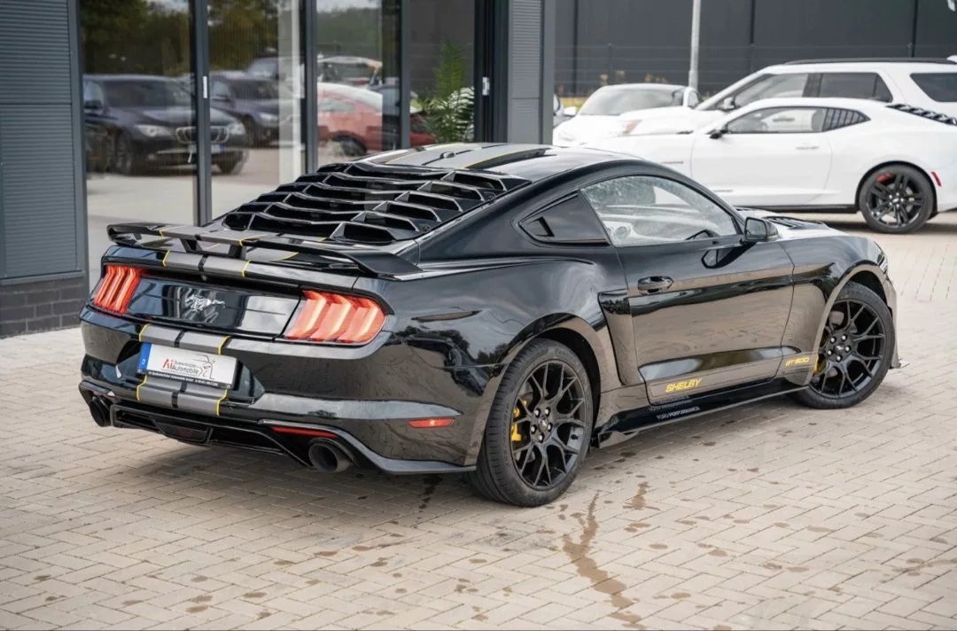 FORD MUSTANG GT 500 SHELBY OPTIK in Schwarz von hinten mieten