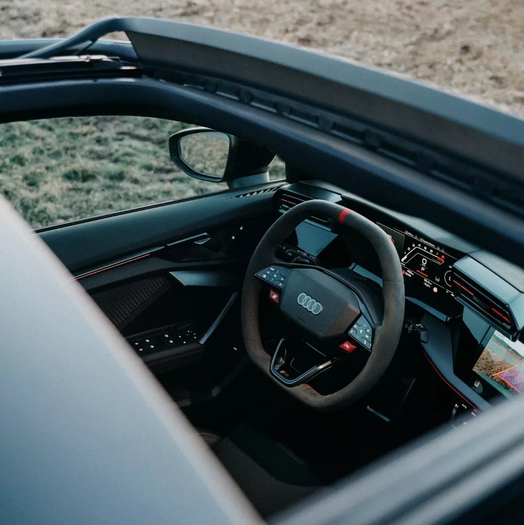 Audi RS3 Facelift Innenraum mit Sportlenkrad mieten