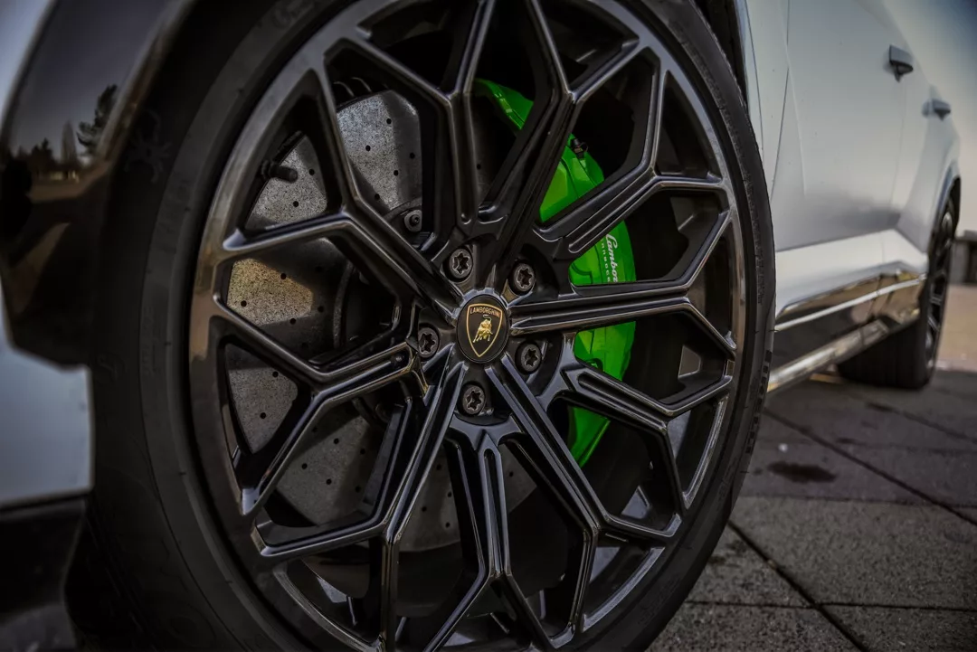 Lamborghini Urus Nahaufnahme Rad in Schwarz mieten