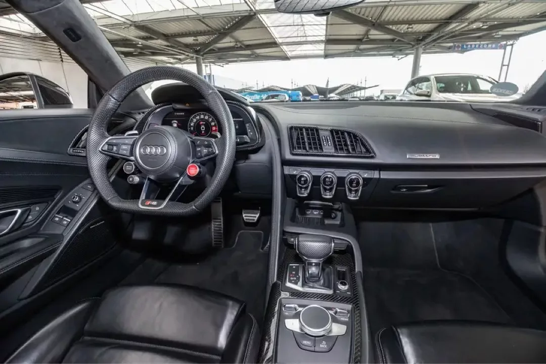 Innenansicht eines Audi R8 V10 Performance Coupé-Cockpits mit moderner Ausstattung.