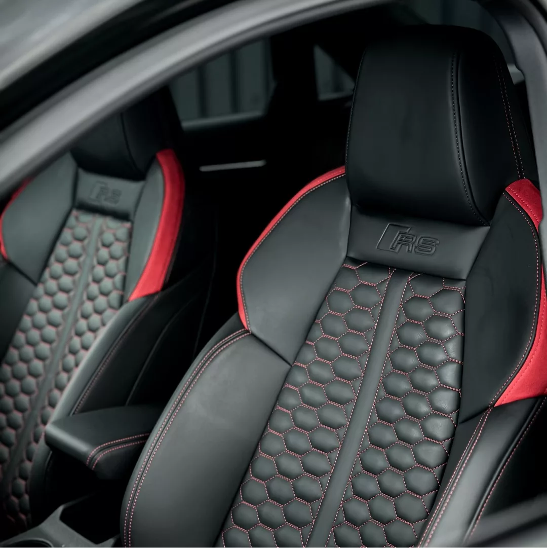 Audi RS3 Limousine Innenraum mit Sportsitzen mieten