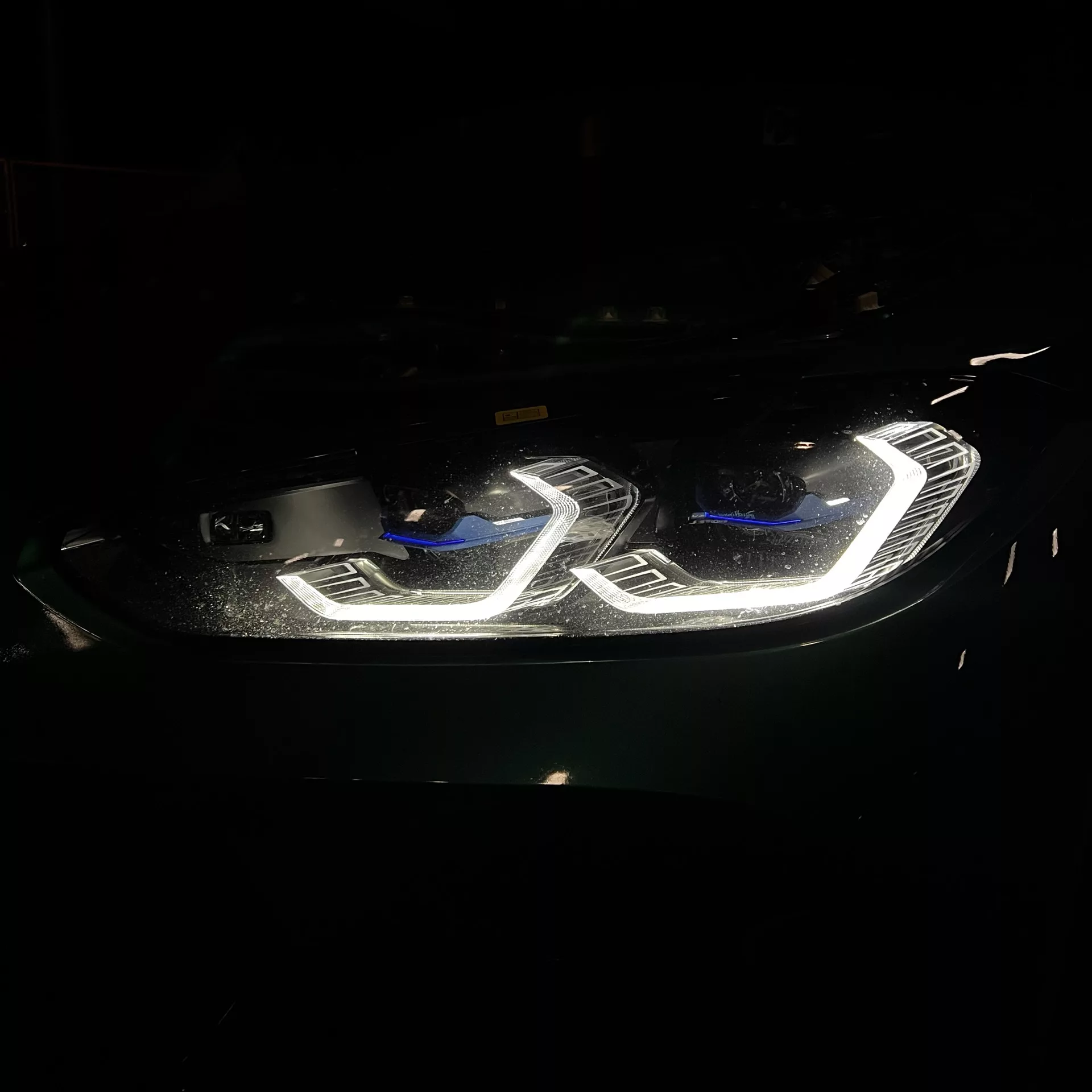 BMW M4 Competition Frontscheinwerfer bei Nacht mieten.