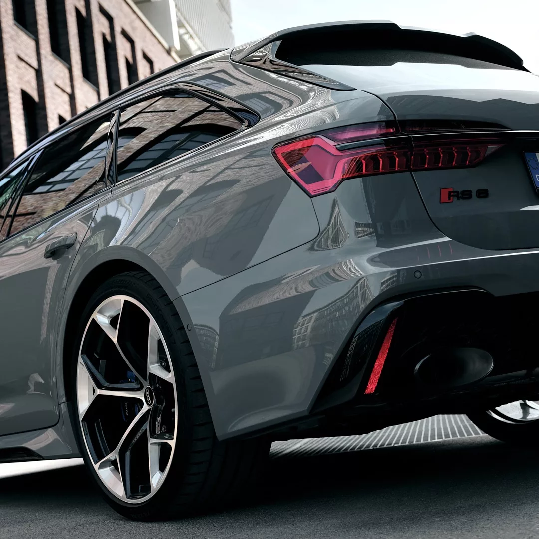 Audi RS Performance in Grau von hinten mieten