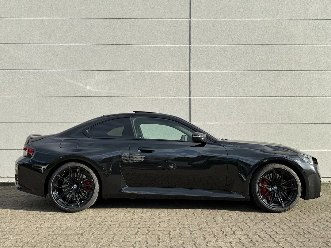 BMW M2 Coupe 480PS in Schwarz von der Seite mieten