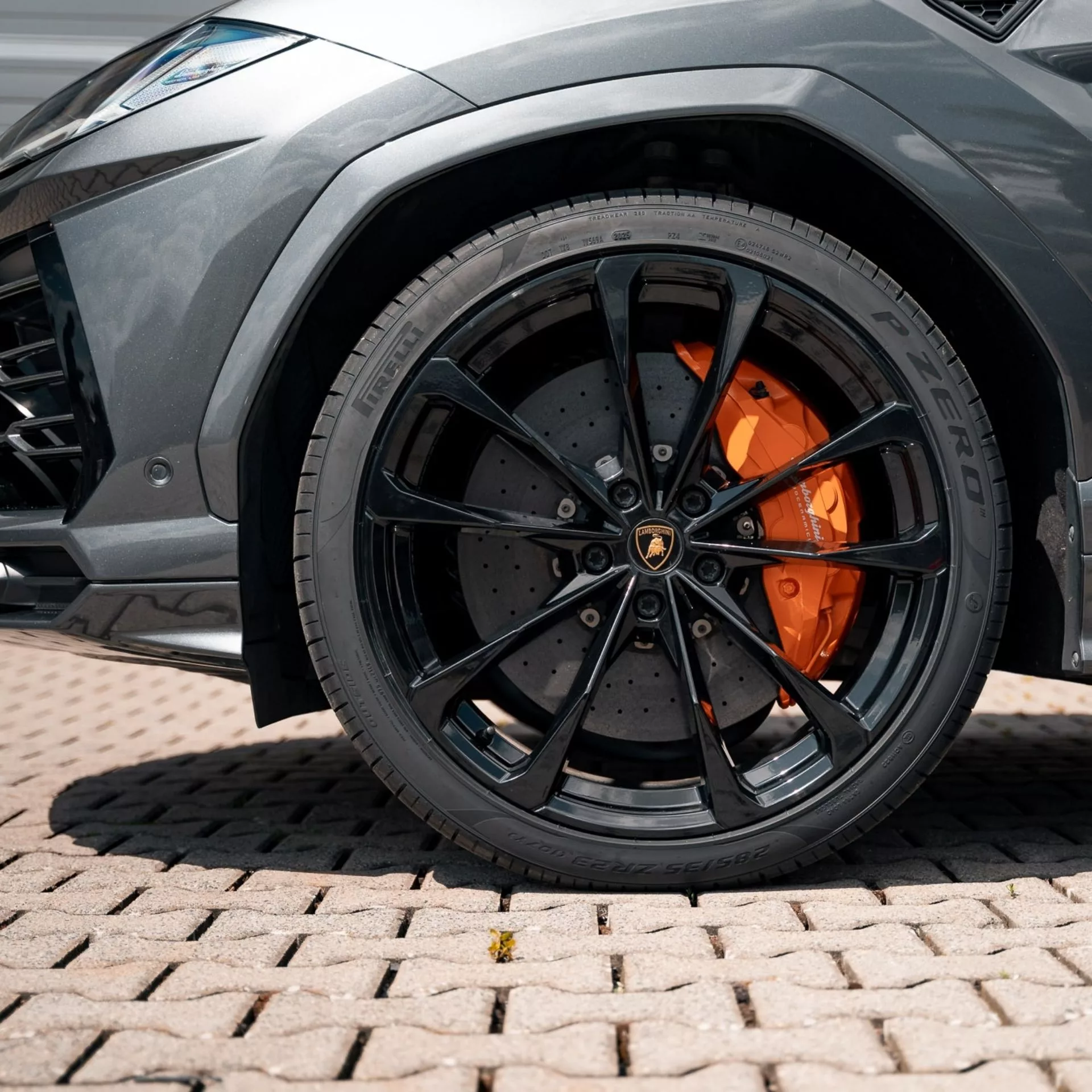 Lamborghini Urus mit stilvollem Felgendesign und orangenen Bremssätteln.