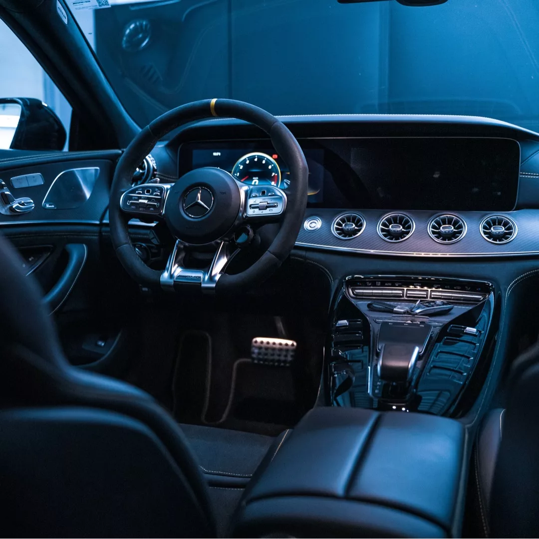 Mercedes GT63s AMG Cockpitansicht mit Sportlenkrad mieten
