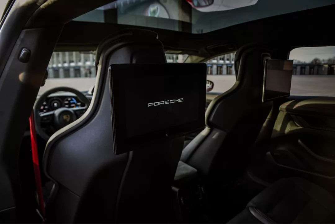 Porsche Taycan GTS SportTurismo mit Bildschirmen im Innenraum mieten