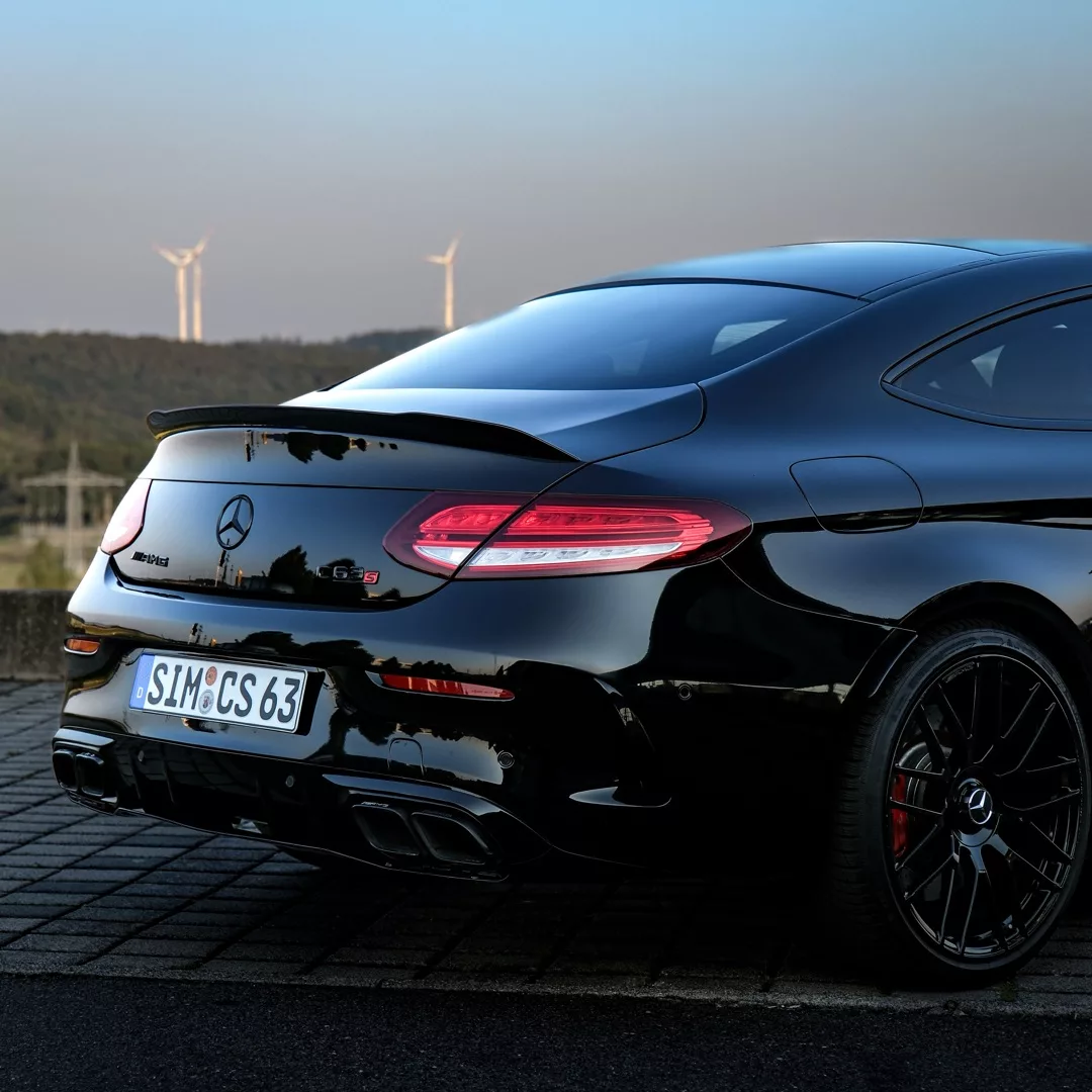 Mercedes Benz C63s AMG Coupé in Schwarz Heckansicht mieten
