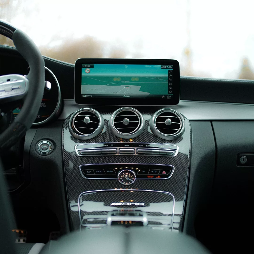 Mercedes C63 S AMG Innenraum mit Display mieten