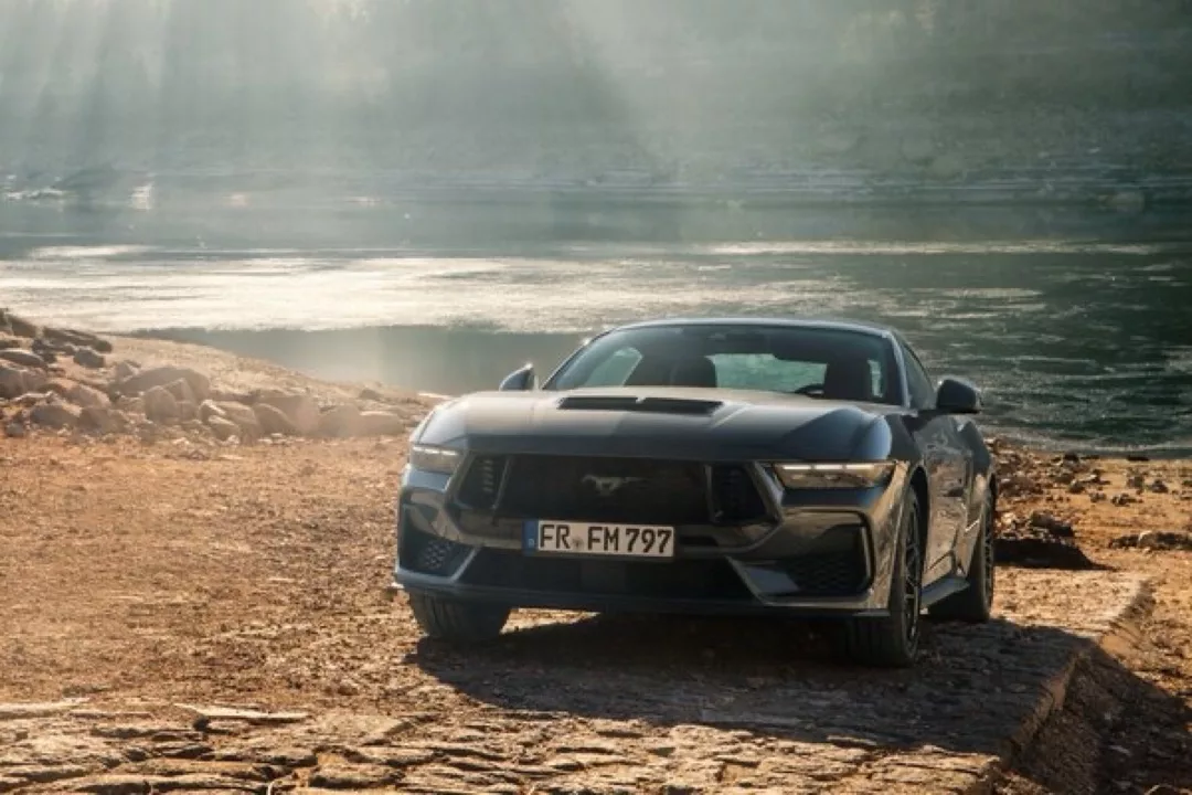 Ford Mustang GT (2024) in Schwarz mieten - Frontansicht am Wasser
