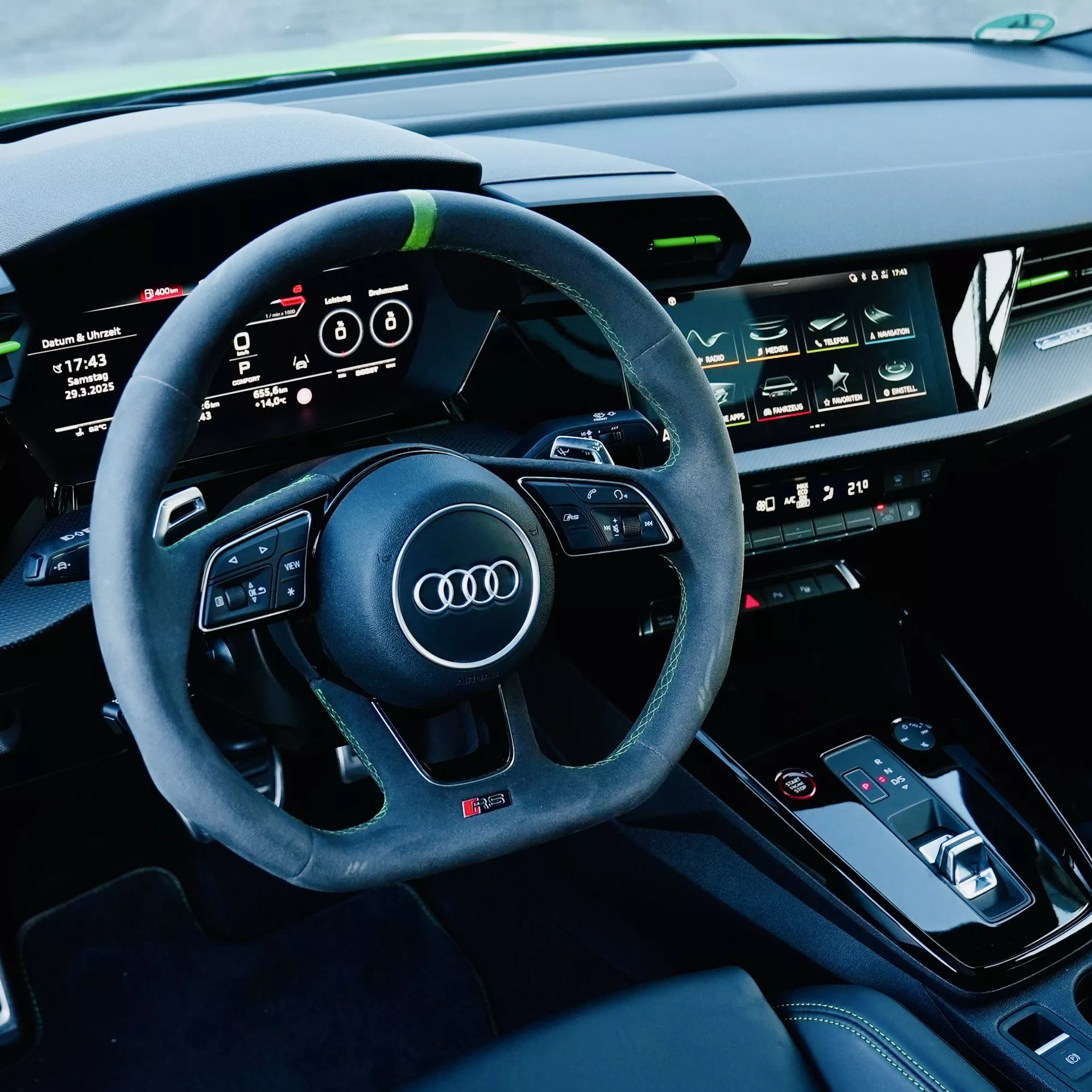 Audi RS3 Quattro Innenraum mit Alcantara-Lenkrad mieten