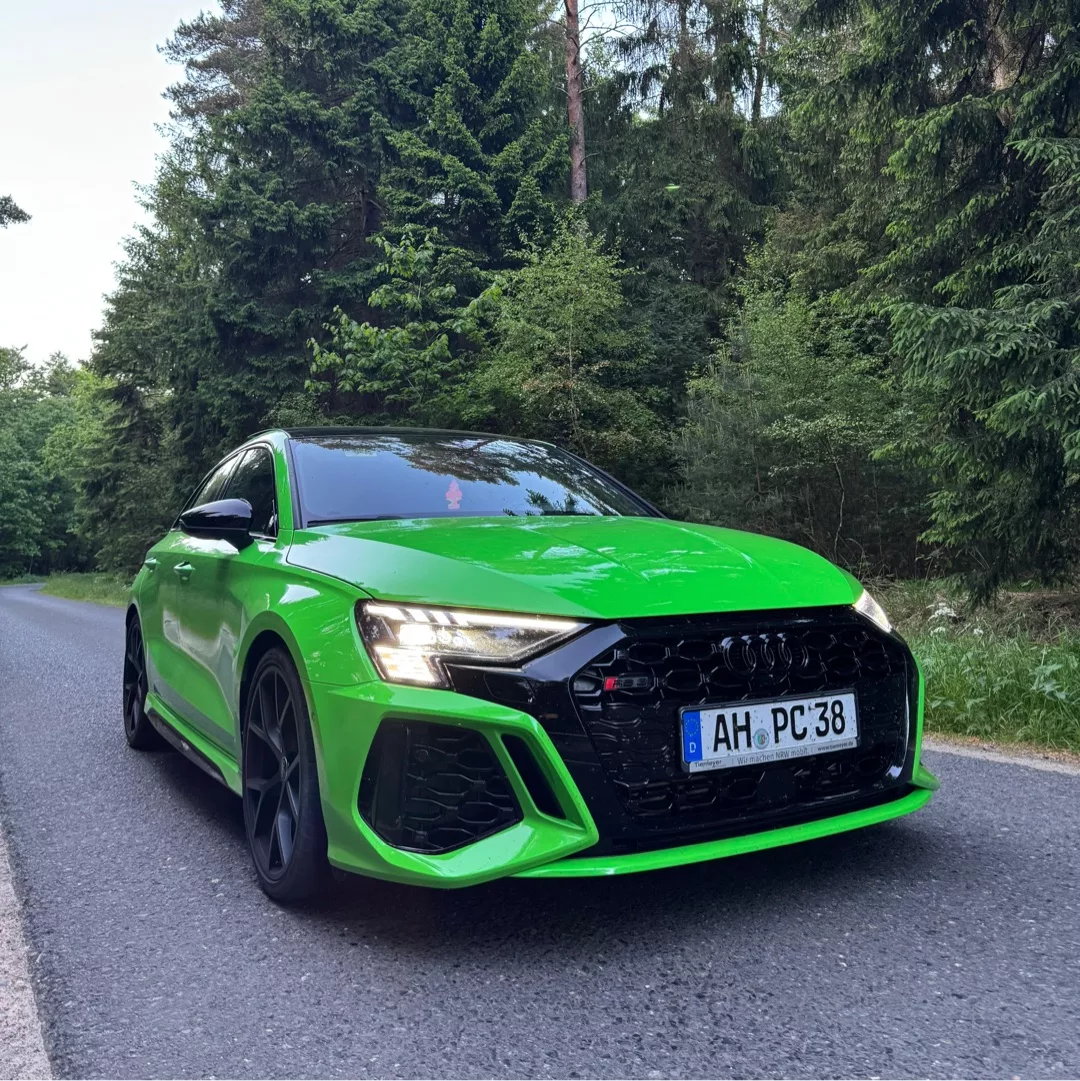Audi RS3 in Grün auf Waldstraße mieten.