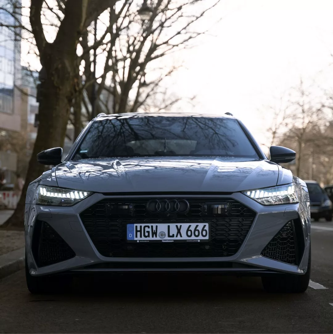 Audi RS6 Avant in Grau, Frontansicht auf Straße, mieten