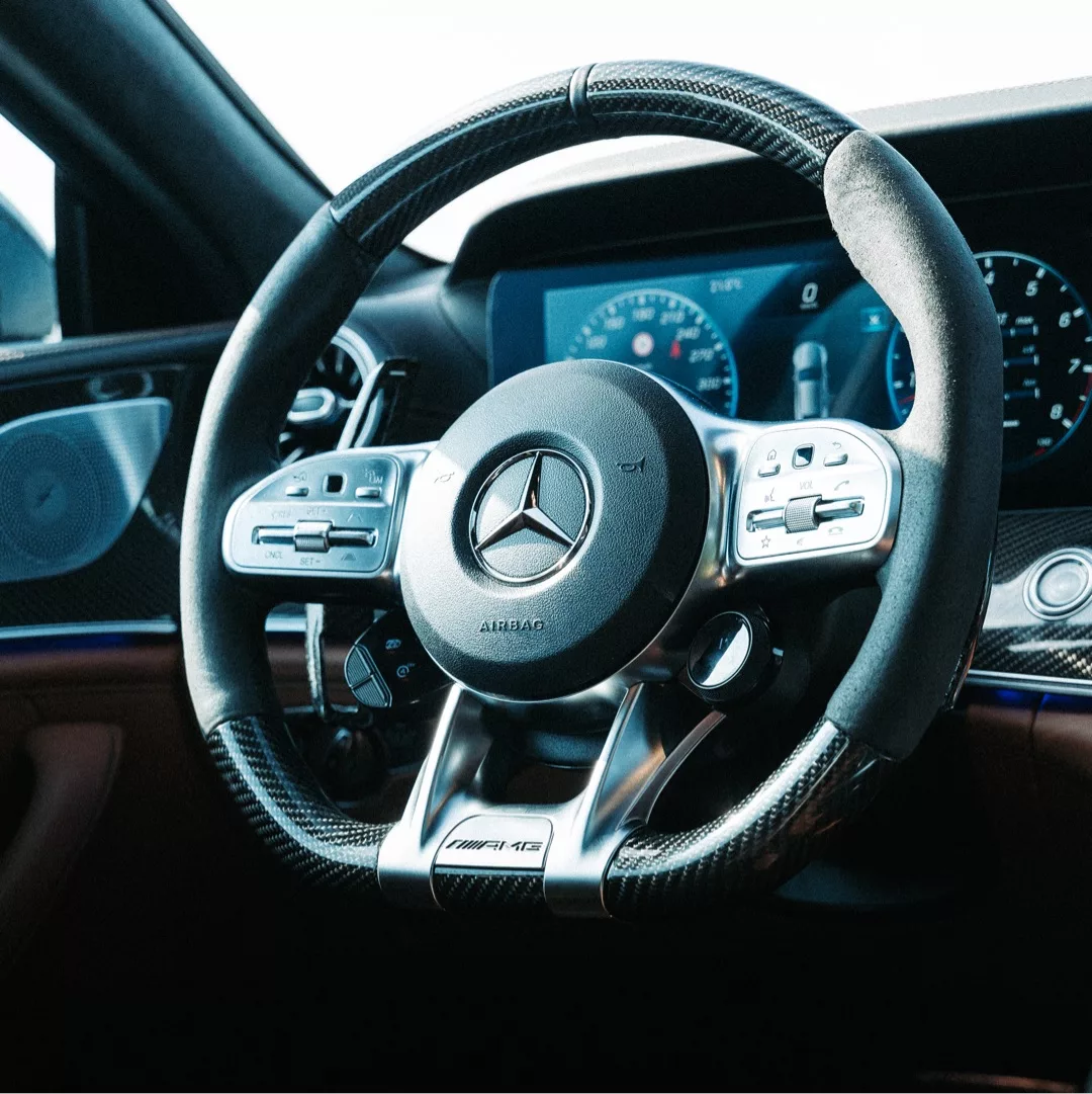 Mercedes AMG GT63s Lenkraddetail mieten.