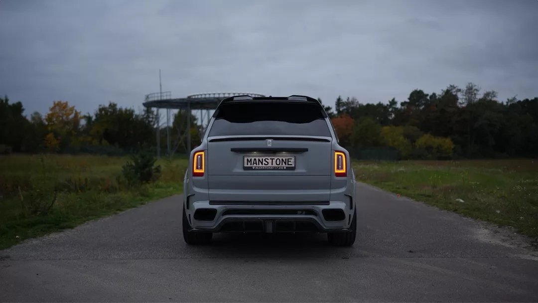 Rolls-Royce Cullinan MANSORY Rückansicht in Grau mieten
