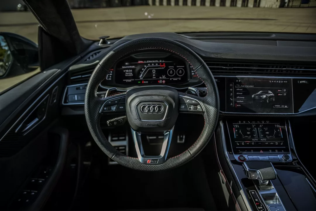 Audi RSQ8 Sportback Innenraum mit Lenkrad und Display mieten