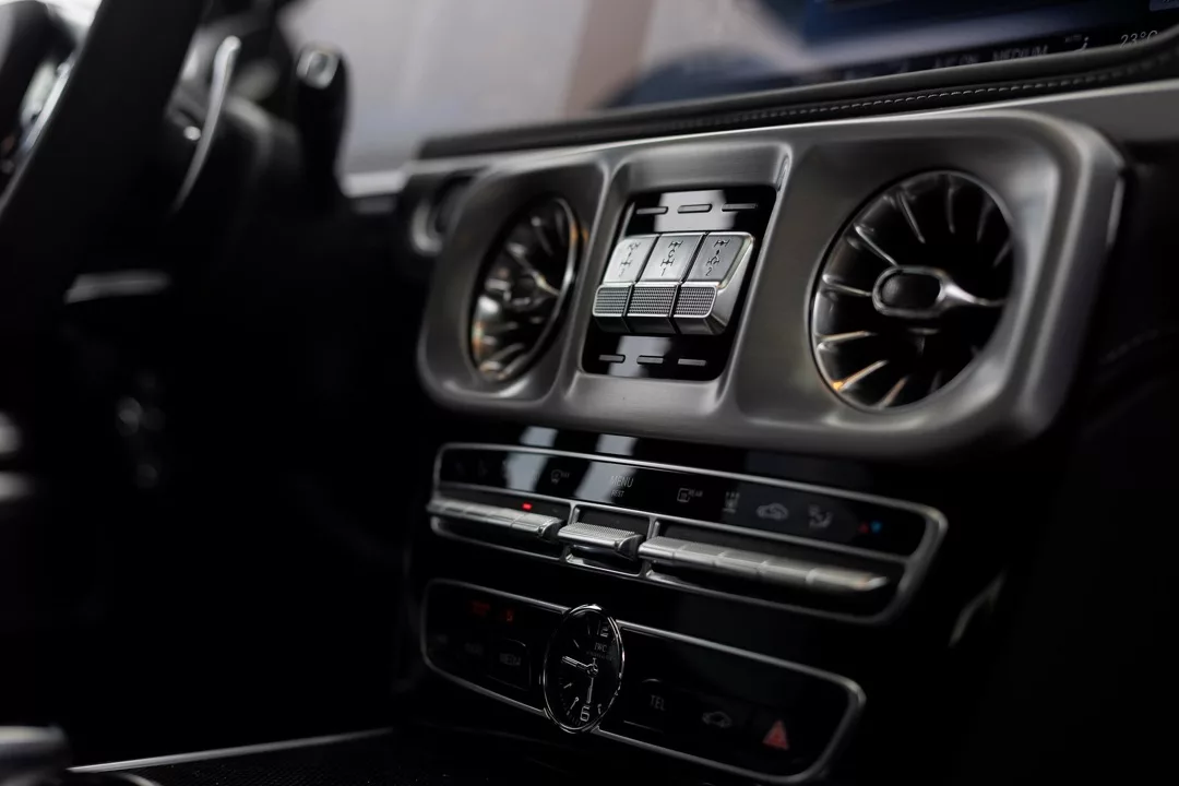 Mercedes Benz G63 Innenraum, Armaturenbrett-Detail, mieten.