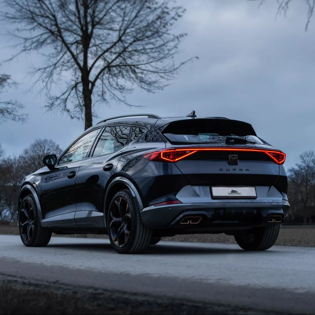 Cupra Formentor VZ in Schwarz von hinten mieten