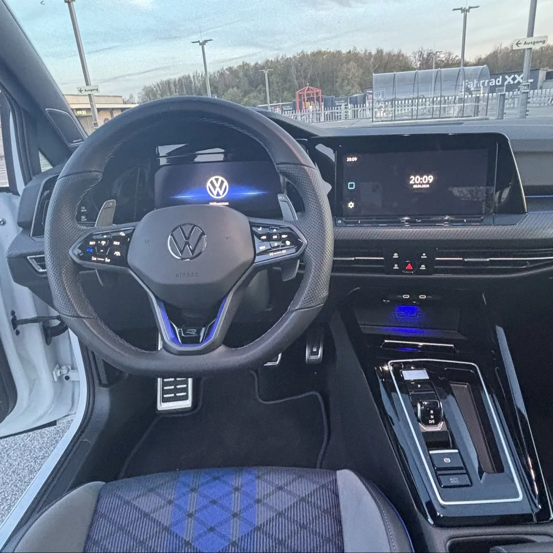 VW Golf 8R Innenraum mit Digitaldisplay und Sportlenkrad mieten.