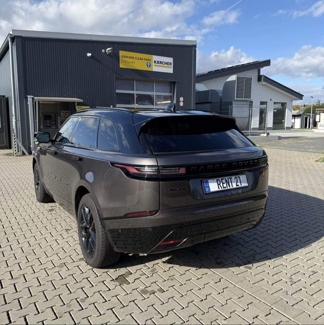Range Rover Velar in Dunkelgrau Rückansicht mieten