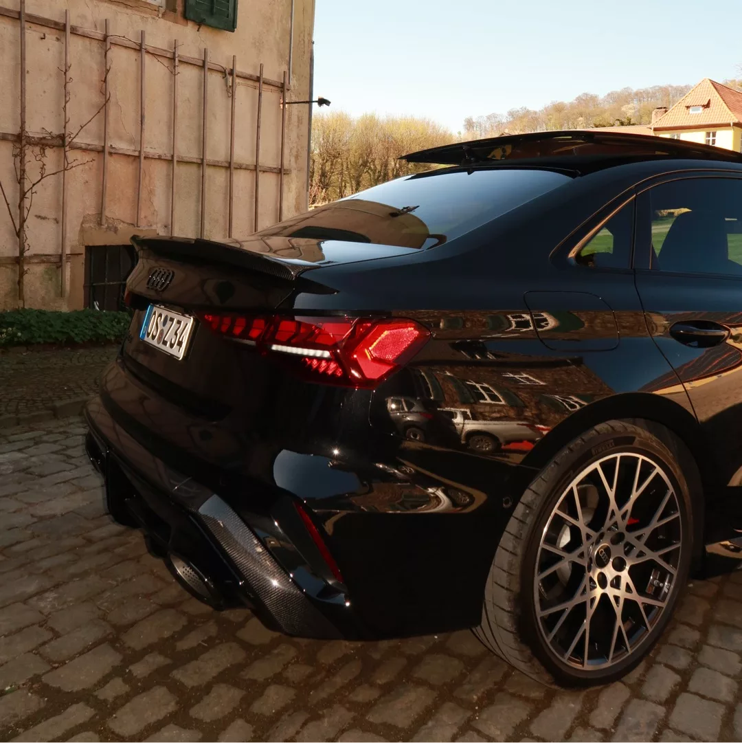 Audi RS3 Limousine in Schwarz, Heckansicht mieten