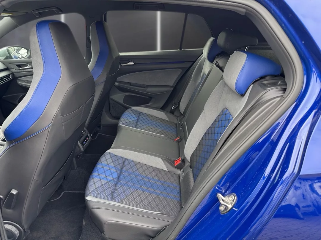 Golf 8 R Innenraum, blaue Ledersitze mieten