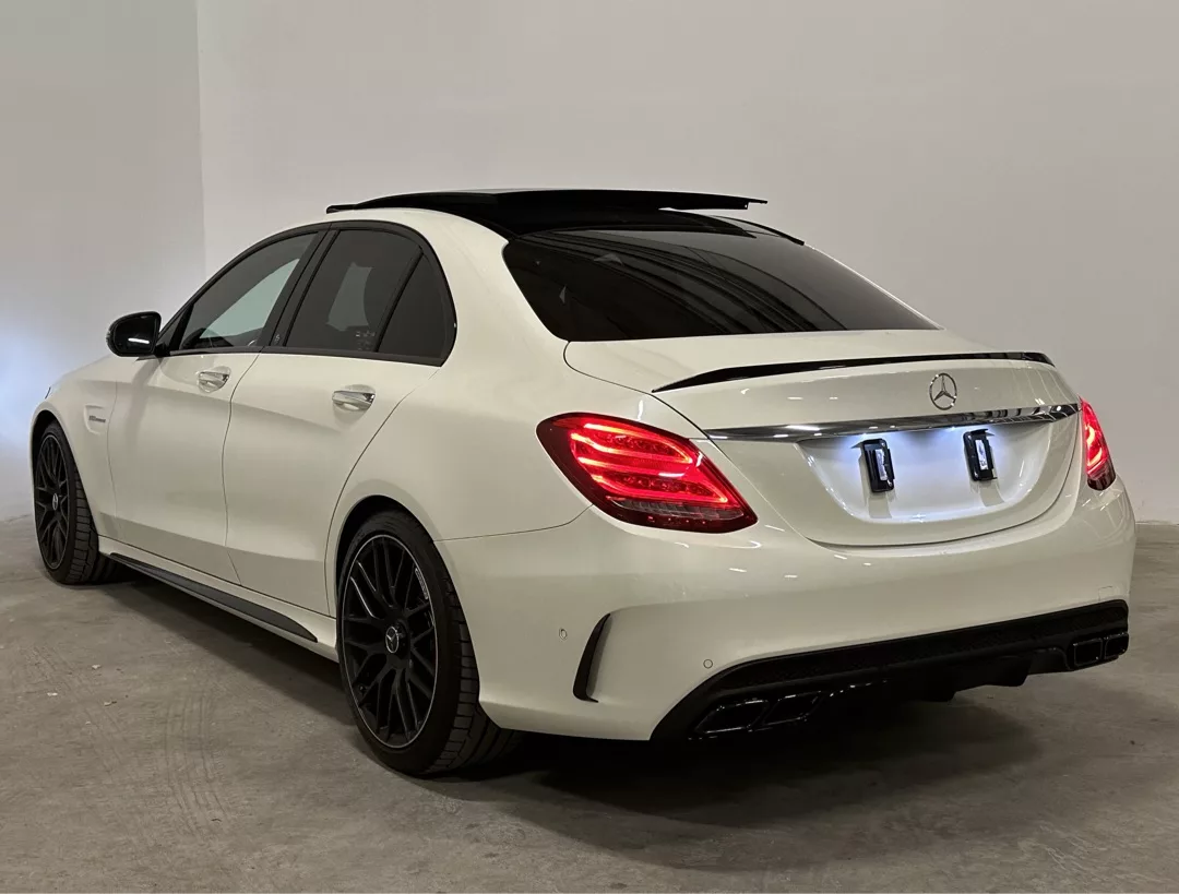 Mercedes-Benz C63 AMG S in Weiß von hinten mieten