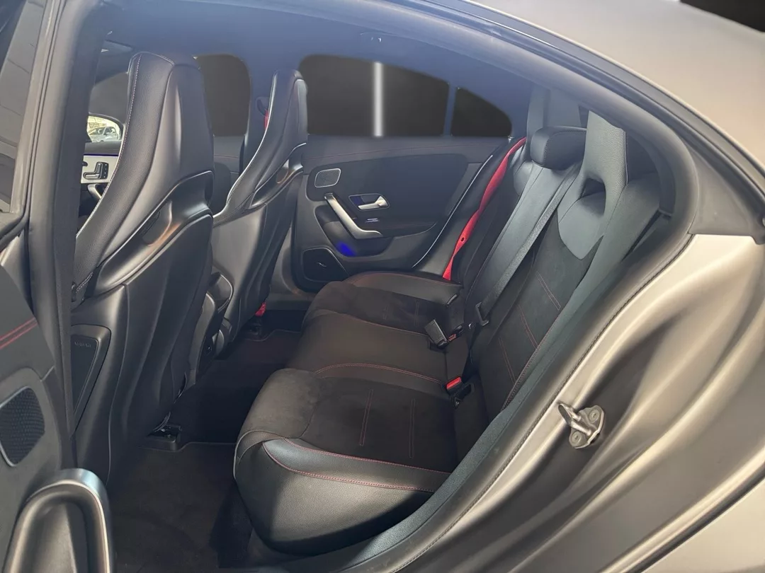 Mercedes-Benz CLA 45 AMG S Rücksitze Innenraum mit Alcantara mieten