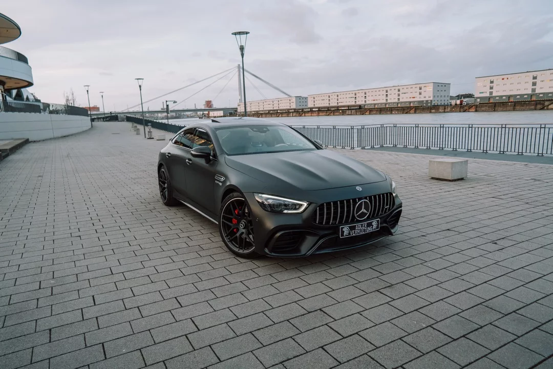 Mercedes-AMG GT 63 in Mattschwarz von der Seite mieten.