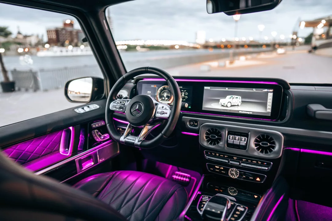 Mercedes G63 Innenraum mit Ambiente-Beleuchtung mieten