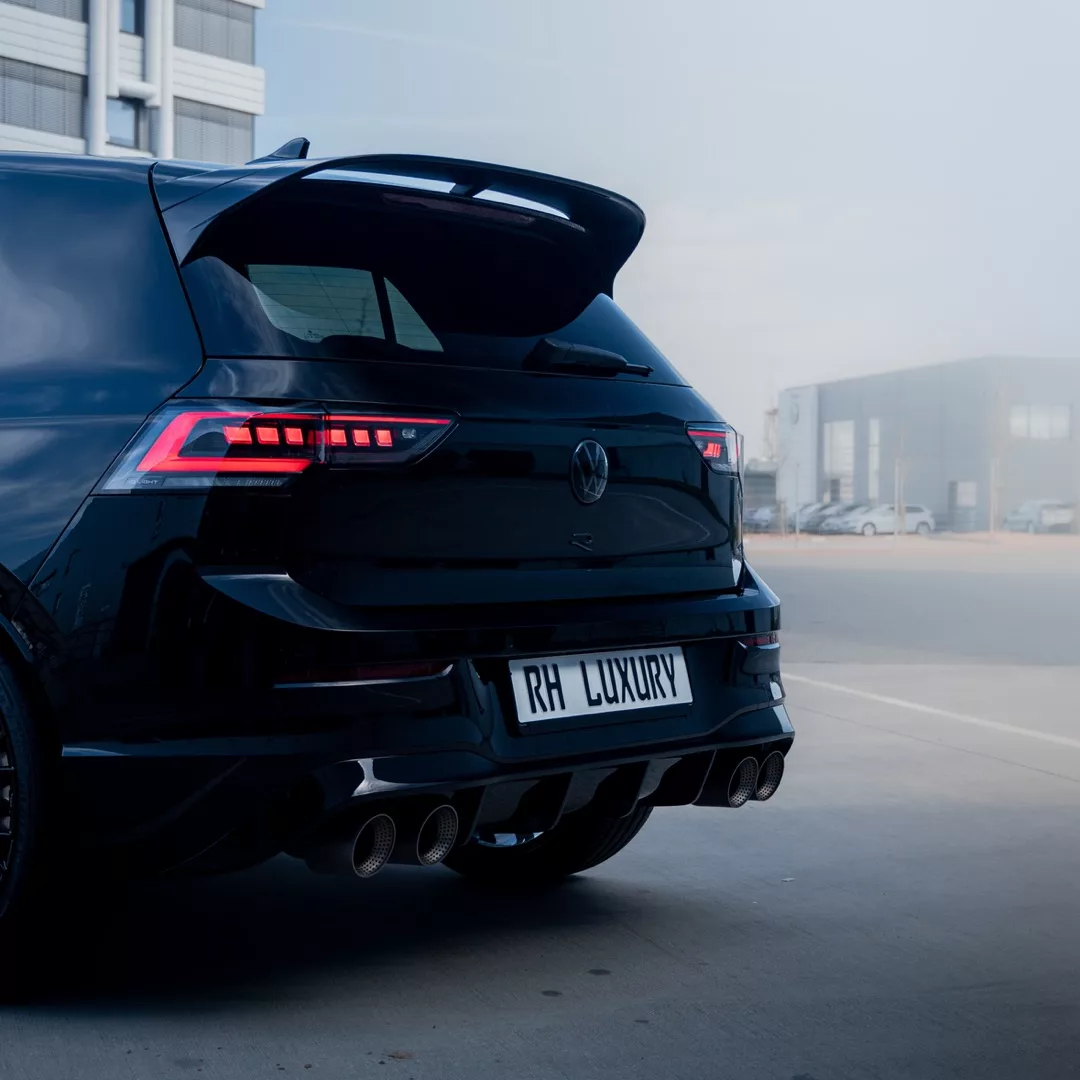 VW Golf 8 R Black Edition in Schwarz Heckansicht mieten