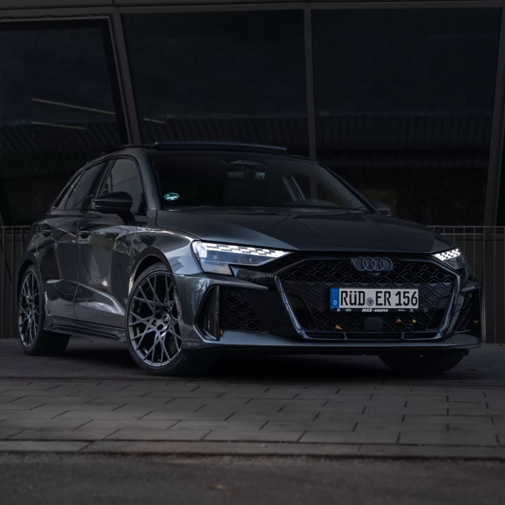 AUDI RS3 Sportback in Schwarz, Frontansicht mieten