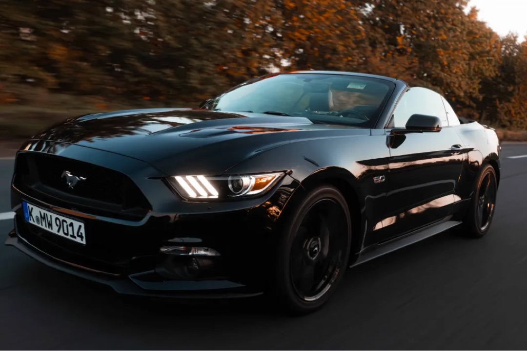 2016 Ford Mustang GT Cabrio mit 421PS, Automatik, 4.8s (0-100) - Mieten in Köln