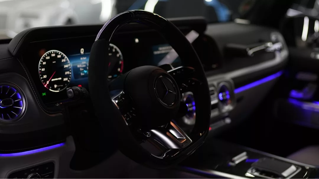 Mercedes-Benz G63 AMG Innenraum mit beleuchtetem Armaturenbrett mieten.