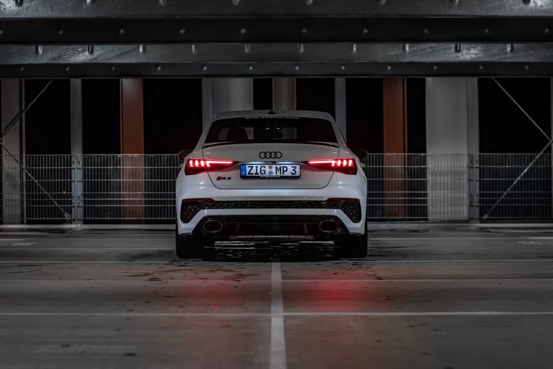 AUDI RS3 Limousine in Weiß von hinten mieten.