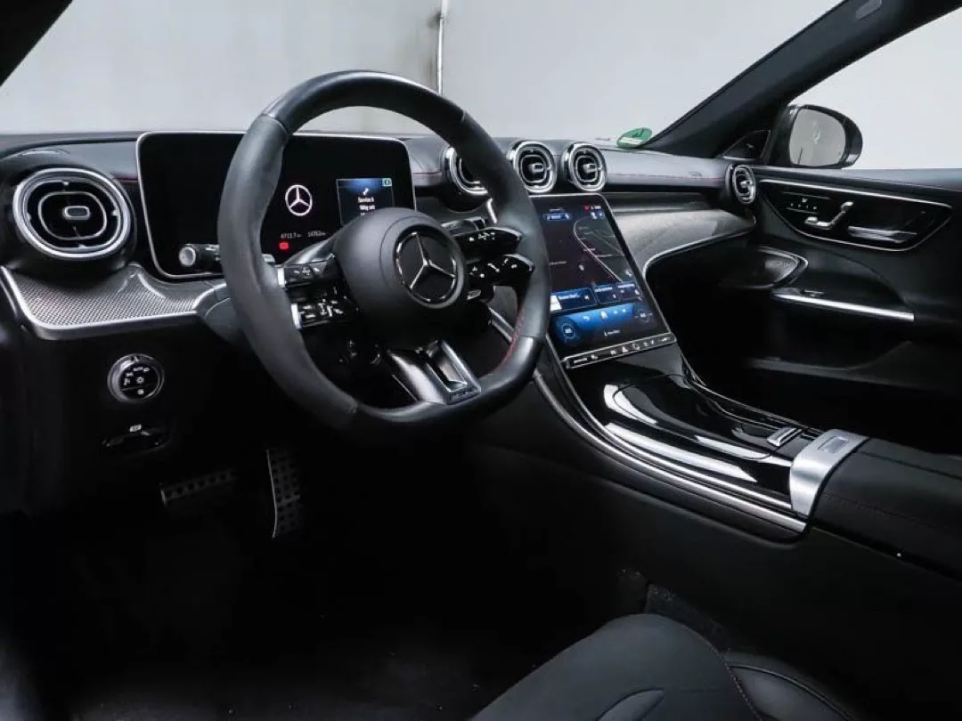 Mercedes-Benz C43 AMG Innenraum mit hochwertiger Ausstattung mieten