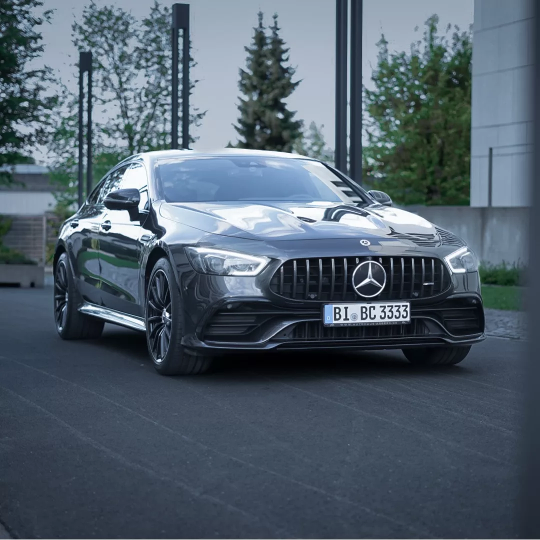 Mercedes AMG GT43 4Türer in Grau mieten - Frontansicht