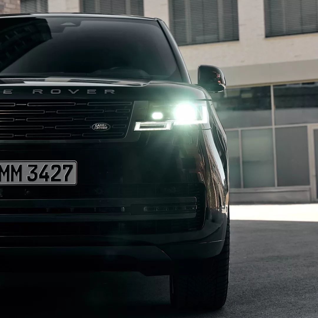 Range Rover Autobiography in Schwarz, Frontansicht mit Scheinwerfern mieten.