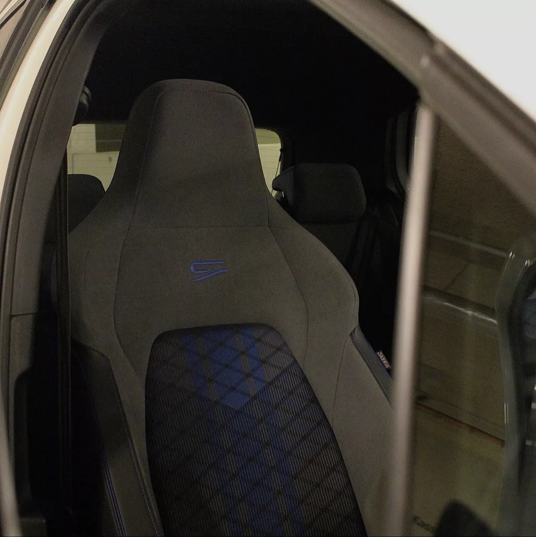 Golf 8R Innenraum mit Sportsitzen mieten