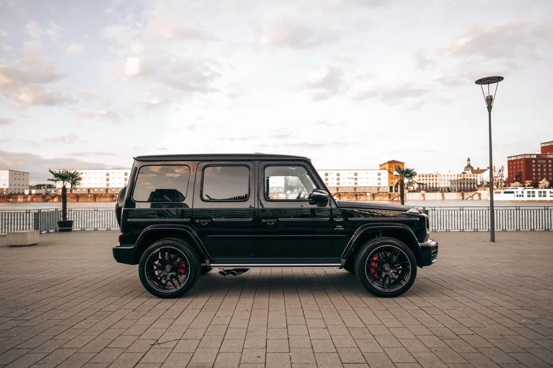 Mercedes G63 in Schwarz von der Seite mieten