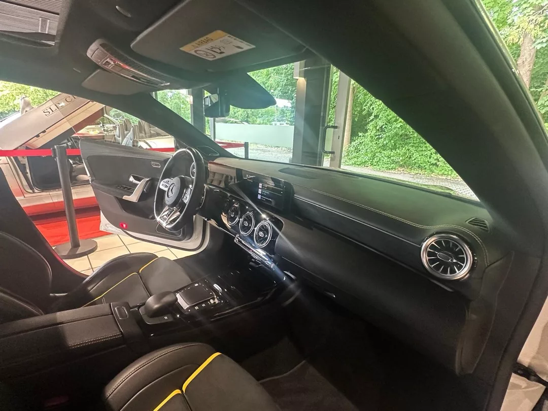 Mercedes Benz Cla 45s AMG Innenraum mit Ledersitzen mieten