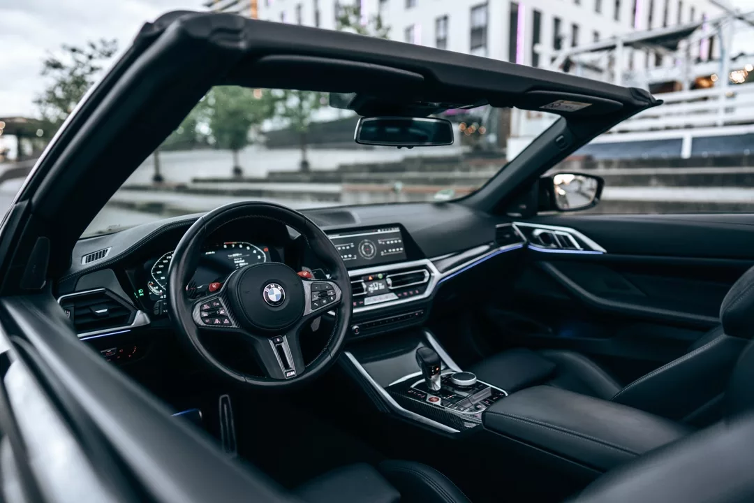 BMW M4 Competition Cabrio Innenraum mit geöffnetem Verdeck mieten.