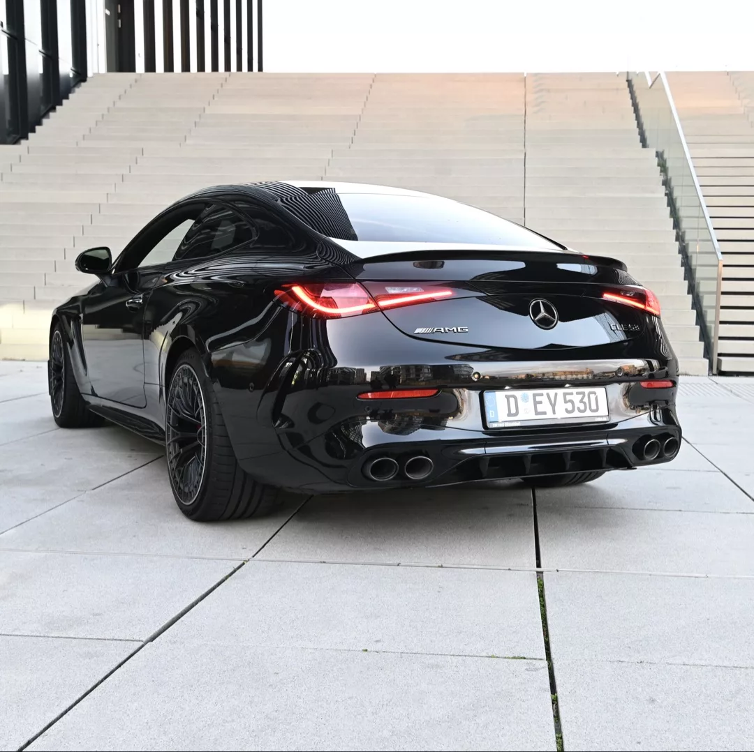 Mercedes CLE 53 AMG in Schwarz von hinten mieten