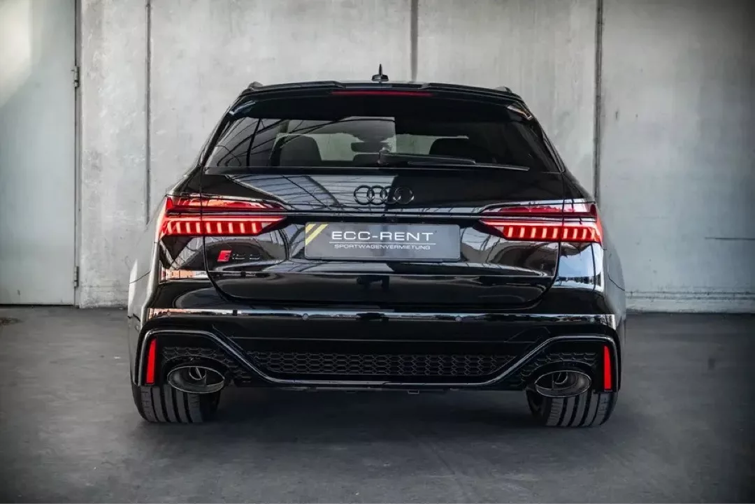 Schwarzer Audi RS6 von hinten mit markanten Rückleuchten.