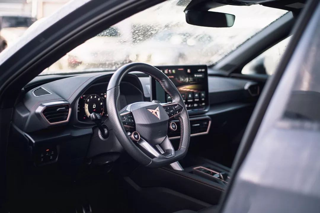 Cupra Formentor VZ Innenraum mit modernem Cockpit mieten.